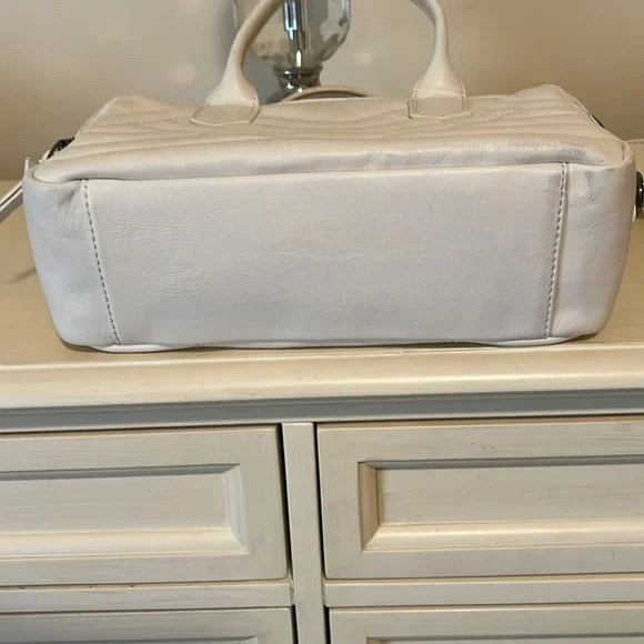 Elegant White Quilted Handbag/Crossbody - Picture 5 of 8